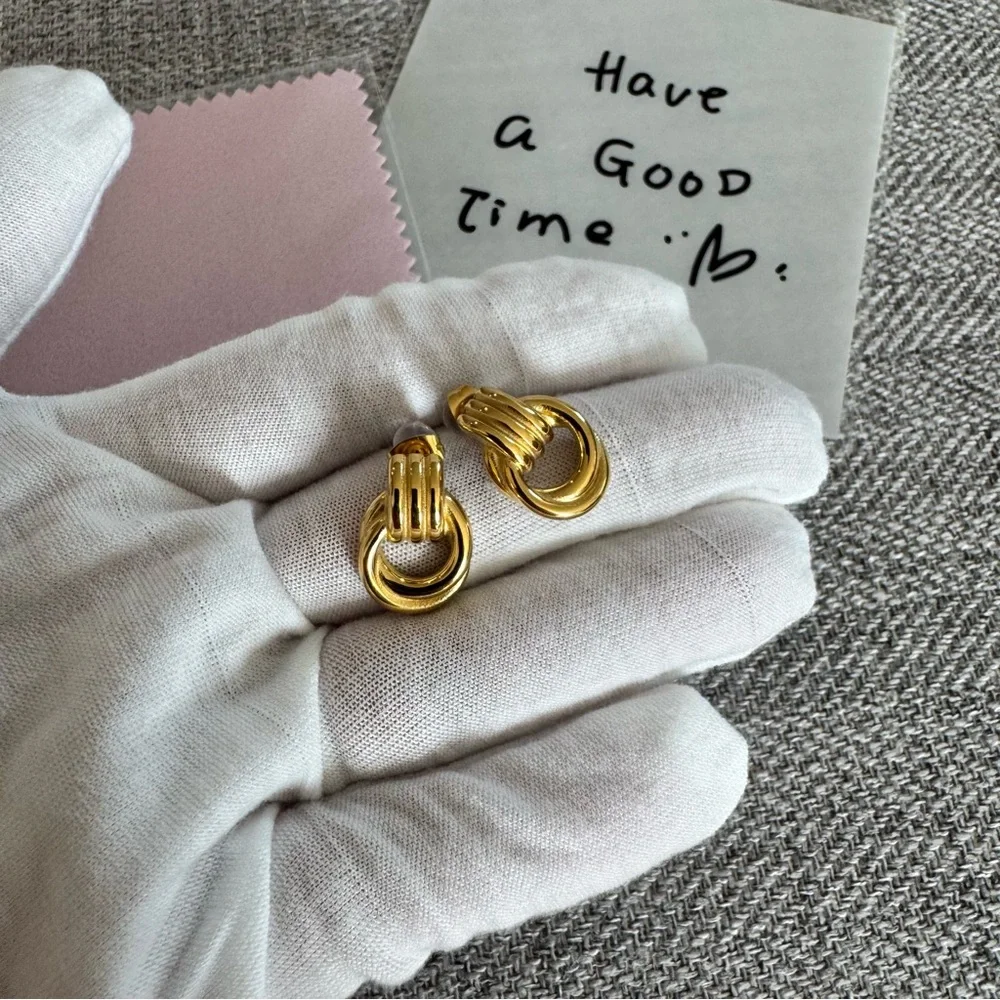 Elegant Gold Hoop Earrings - Picture 15 of 15